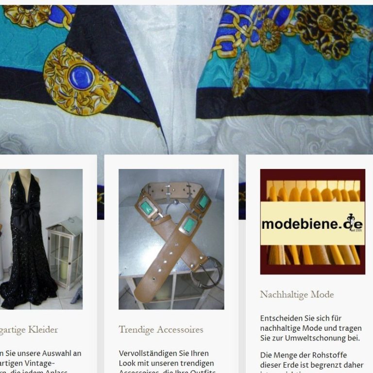 Dunkles Kleid, auffälliger Gürtel mit Schmuckdetails und modisches Logo.