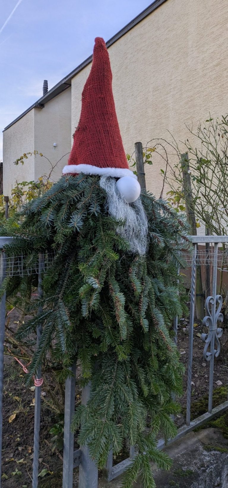 Zaunwichtel Wilbert Tannengrün mit weißem Sisalbart Kugelnase und roter Jutemütze
