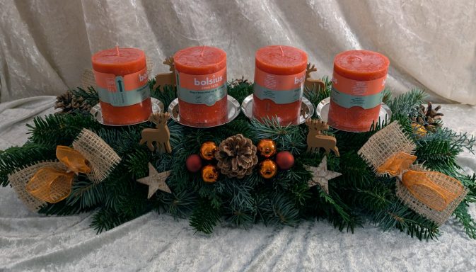Adventskranz Feueropal lang orange Kerzen auf Silbertellern Schleifen Spiegelbeeren in orange Holzhirsche und Birkenrinde Sterne