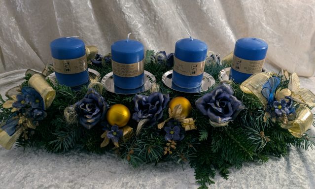 Adventskranz Topas lang blau gold mit Stoffrosen in blau gold Goldschleifen und blauen Kerzen