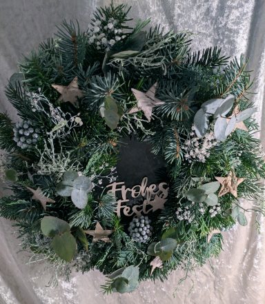 Türkranz Blanche Weihnachtliches grün mit Birkenrinde Sternen und Holzstecker mit Schriftzug frohes Fest
