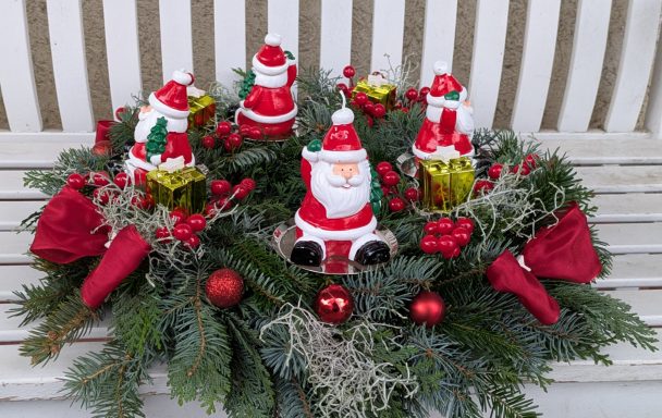 Adventskranz rund mit Tannengrün Nikolauskerzen und Deko in rot grün 