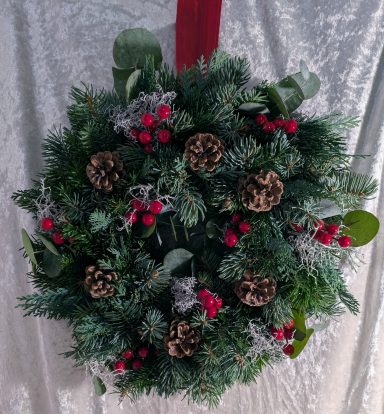 Türkranz Rustik mit Zapfen roten Beeren und weihnachtlichem grün