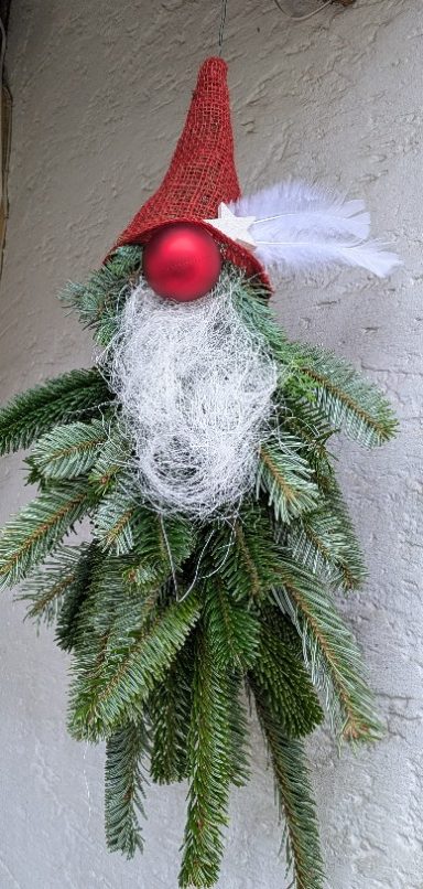 Hängewichtel Woody mit Tannengrün Sisalbart Kugelnase und roter Jutemütze mit Federn und Stern