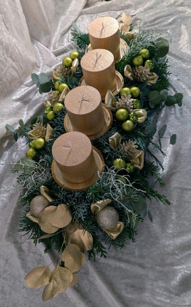 Adventskranz lang gold grün geschmückt