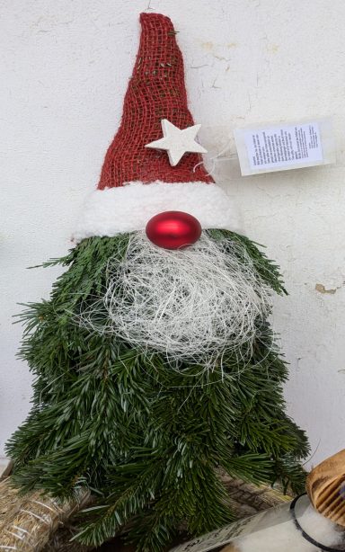 Tannenwichtel Wilbert mit roter Jutemütze weißem Sisalbart und roter Weihnachtskugel als Nase